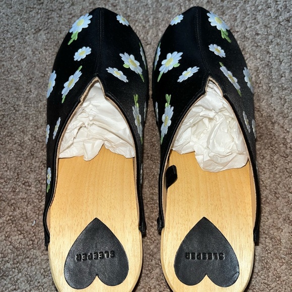Sleeper Matilda Daisies Embroidered Clogs in Black Size 7 - Picture 12 of 12